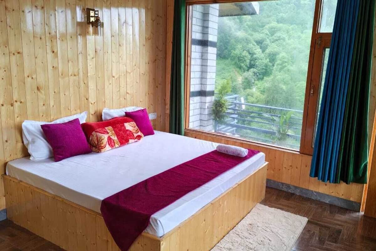 Habitación doble Deluxe, balcón | Espacio para trabajar con laptop y wifi gratis