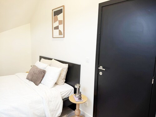 Central Ghent | Stylish Private Room in Shared Apartment with High-Speed Wi-Fi
