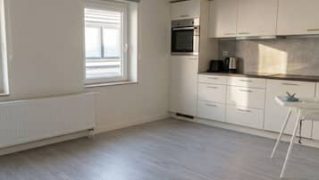Een koelkast, een microgolfoven, een oven, een kookplaat