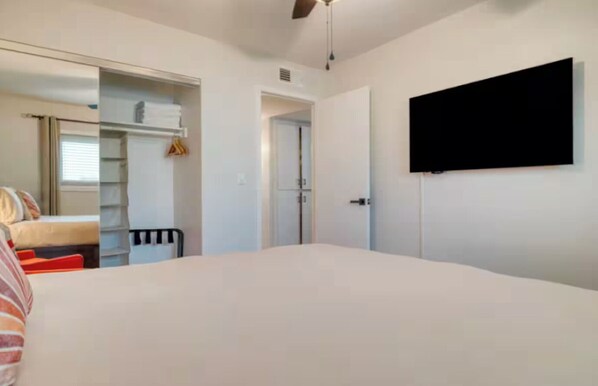 4 bedrooms, iron/ironing board, Internet, bed sheets