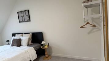 1 habitación, tabla de planchar con plancha, wifi gratis y ropa de cama