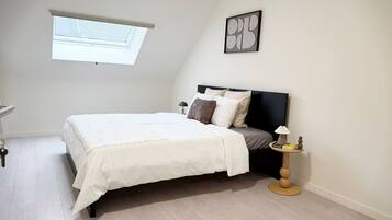 1 slaapkamer, een strijkplank/strijkijzer, gratis wifi, beddengoed