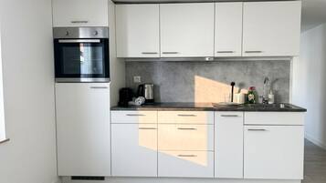 Een koelkast, een microgolfoven, een oven, een kookplaat