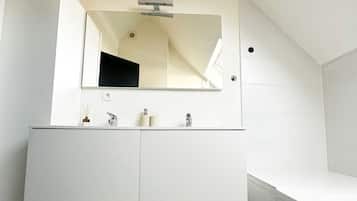 Sèche-cheveux, serviettes fournies, savon, shampoing