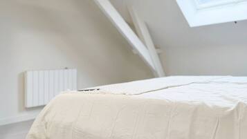 1 slaapkamer, een strijkplank/strijkijzer, gratis wifi, beddengoed