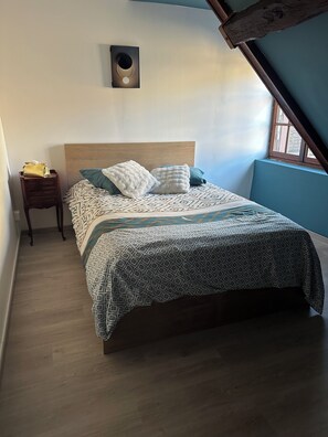 3 bedrooms, iron/ironing board, travel cot, free WiFi