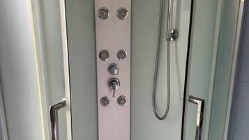 Shower, hair dryer, bidet, towels