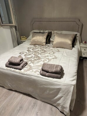 3 bedrooms, iron/ironing board, travel cot, free WiFi