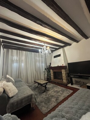 TV, fireplace