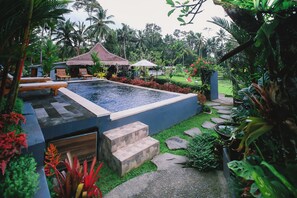 Outdoor pool - The Life Artelier Ubud (Gianyar)