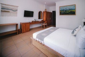 Desk, laptop workspace, free WiFi - The Life Artelier Ubud (Gianyar)