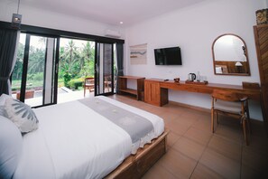 Desk, laptop workspace, free WiFi - The Life Artelier Ubud (Ubud)