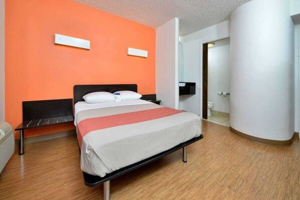 Room - 1 Queen Bed | ADA/RI Shower/Non-Smoking (Plano)