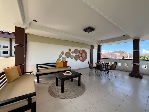 Outdoor dining - Cove Premisol (Denpasar)
