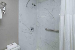 Shower - 2 Queen Beds | Non-Smoking (Fort Worth TX)