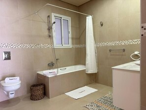Een douche, een haardroger, handdoeken