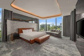 Villa de lujo, vista al jardín | Caja de seguridad en la habitación y espacio para trabajar con laptop 