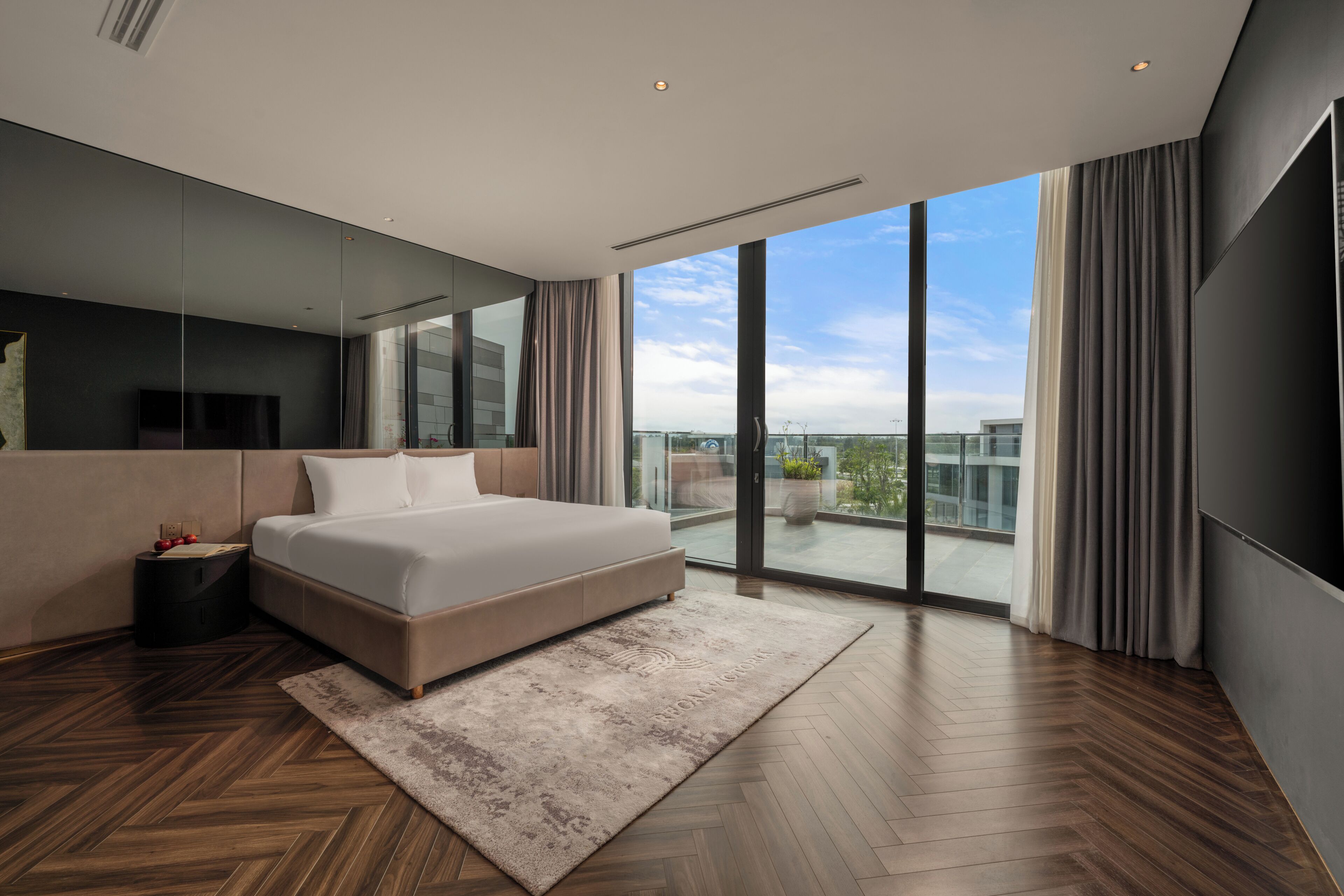 Luxury Villa, Garden View | In-room safe, laptop workspace, iron/ironing board, free WiFi