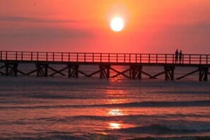 A pier extending into the water with a sunset in the background. - 3-bedroom holiday home in Loire (Saint-Jean-de-Monts)