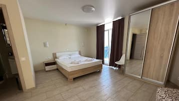 Quarto quádruplo, sacada, vista para o mar | Cofres nos quartos, individualmente decorados
