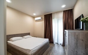 In-room safe, individually decorated, individually furnished - Weekend Family Hotel (Karolino-Bugaz)