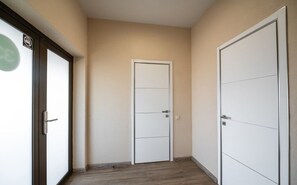 Suite Junior, balcone | Area soggiorno | TV a schermo piatto