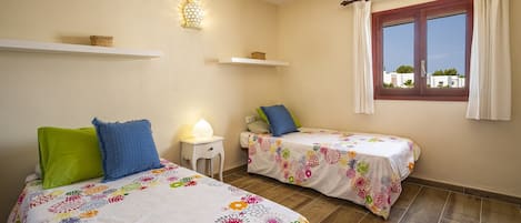 Iron/ironing board, WiFi (free)