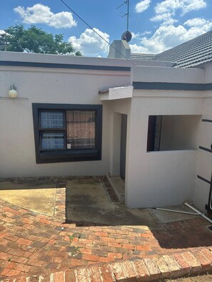 Property grounds - Cozy, Private & Homey Unit (Randburg)