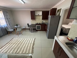 Een strijkplank/strijkijzer, internet, beddengoed