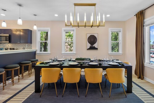 Large 5 bdr near DT, perfect for groups and families! Games, bar, free parking!