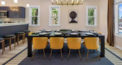 Large 5 bdr near DT, perfect for groups and families! Games, bar, free parking!