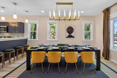 Large 5 bdr near DT, perfect for groups and families! Games, bar, free parking!
