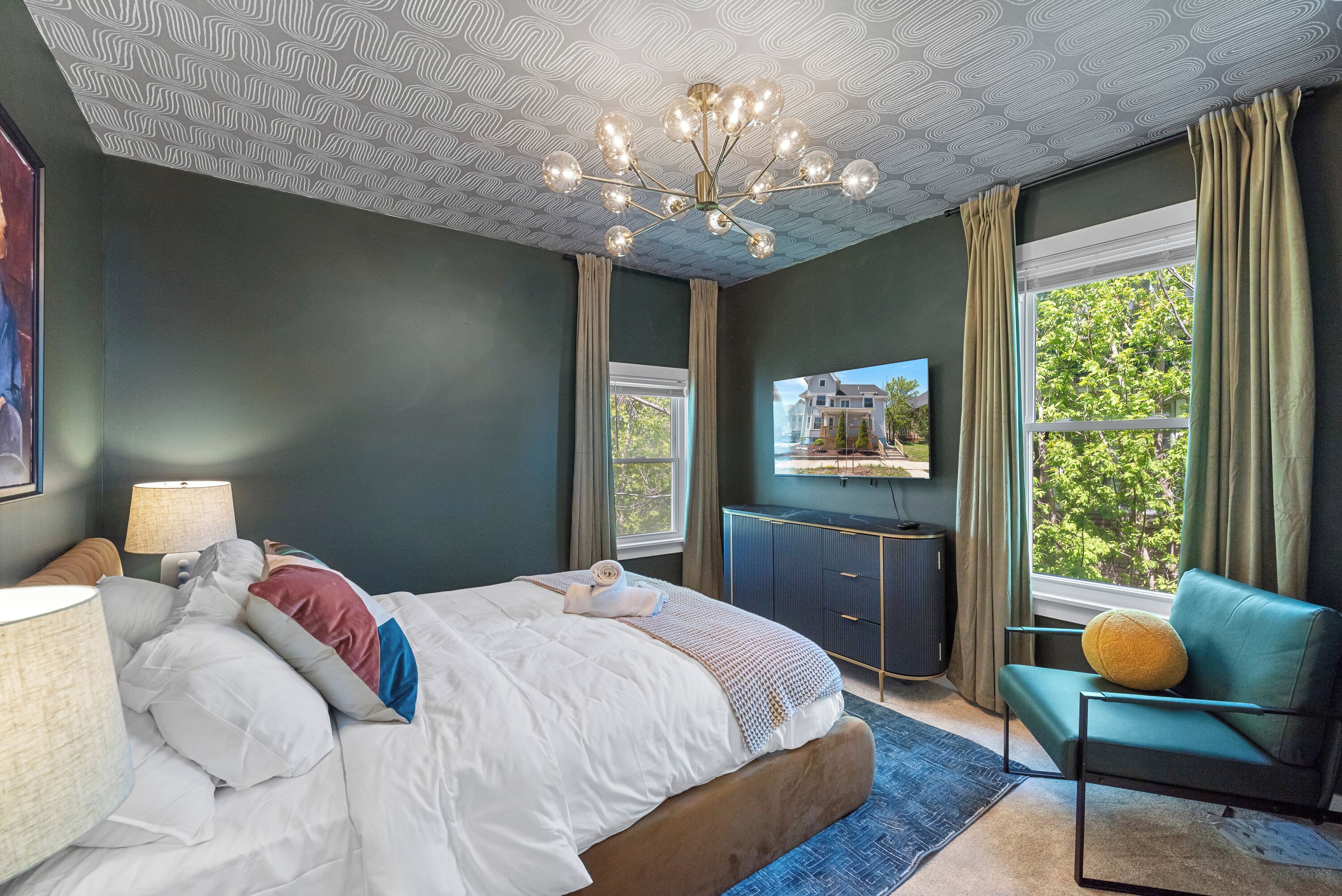 5 bedrooms, desk, iron/ironing board, WiFi (free)