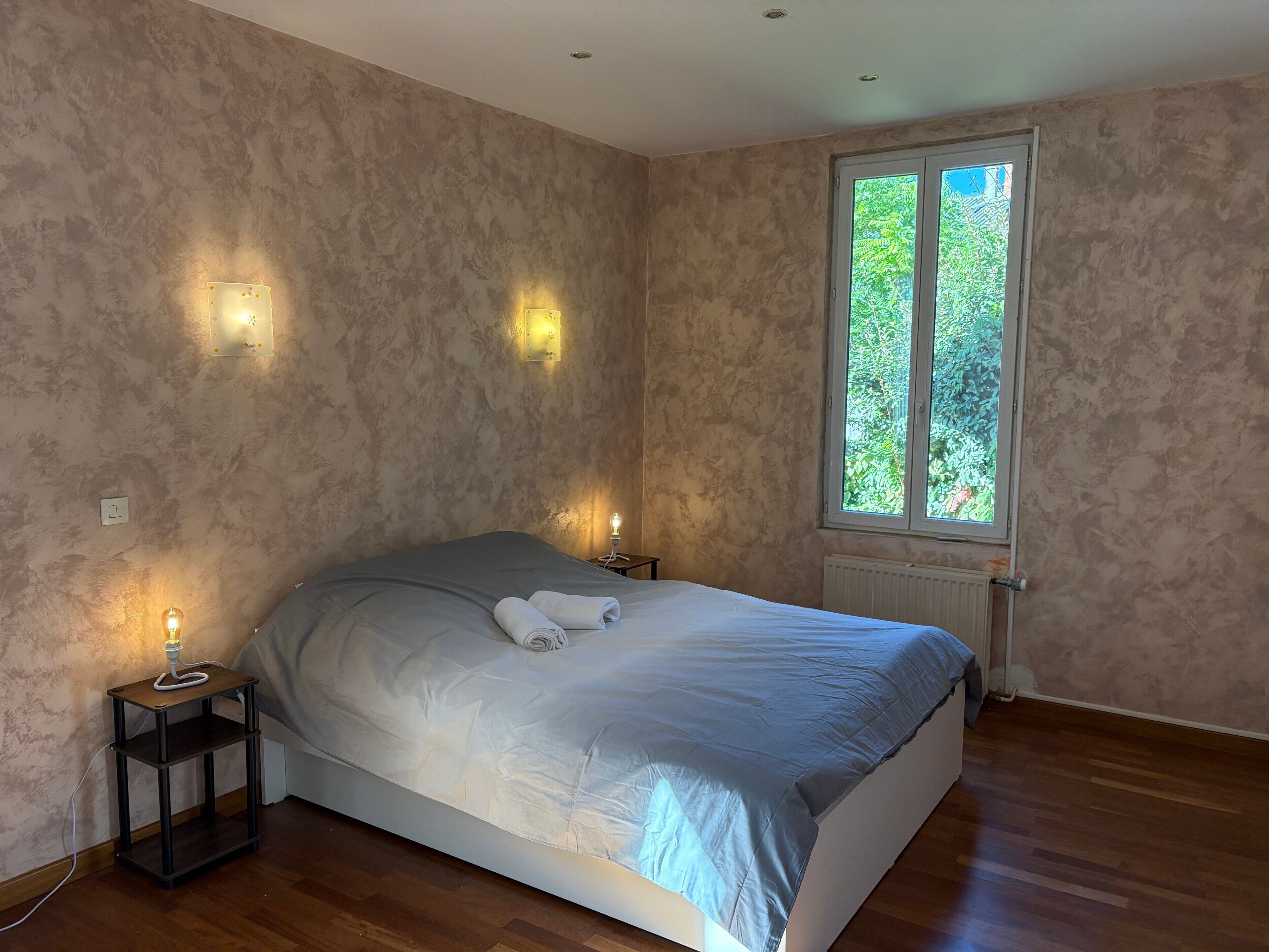 Iron/ironing board, WiFi, bed sheets