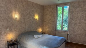 A bedroom with a bed, bedside lamps, a window, and a radiator. - Le Verger Secret – Mobility Lease at Lyon’s Doorstep, Ideal for Business Stays (Rillieux-la-Pape)