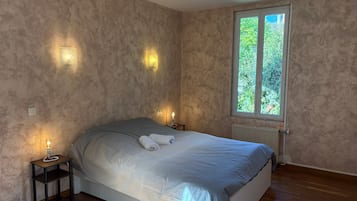 Tabla de planchar con plancha, wifi y ropa de cama