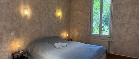 Iron/ironing board, WiFi, bed sheets