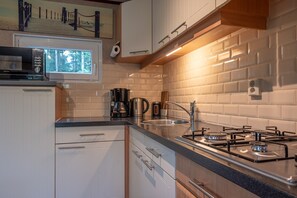 Geladeira, micro-ondas, cooktop, lava-louças