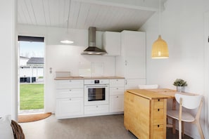 Panoramic Cottage with Covered Terrace -12J | Private kitchen | Full-size fridge, oven, stovetop, dishwasher - Sct. Knudsborg - Cottages (Middelfart)