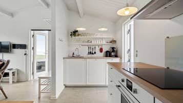 Cosy Cottage with Full Kitchen - 12 H | Privat køkken | Køleskab/fryser i fuld størrelse, ovn, kogeplade, opvaskemaskine