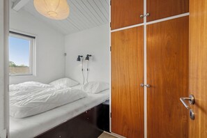 Cosy Cottage with Full Kitchen - 12 H