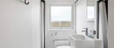 Cosy Cottage with Full Kitchen - 12 H | Bathroom | Shower, toilet paper