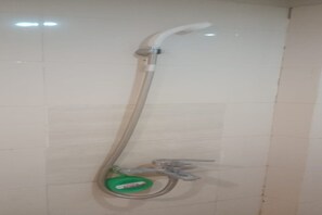 Douche, bidet, serviettes fournies