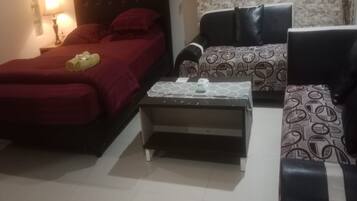 1 habitación, escritorio, wifi gratis y ropa de cama