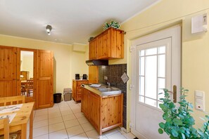 Kühlschrank, Herdplatte, Wasserkocher mit Kaffee-/Teezubehör