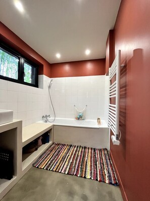 Hair dryer, towels, toilet paper - Vrbo Property (La Genevraye)