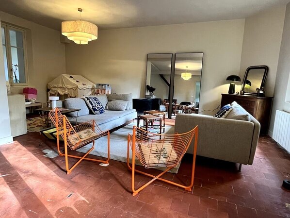 Living area - Vrbo Property (La Genevraye)