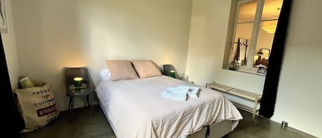 3 habitaciones, tabla de planchar con plancha, wifi y ropa de cama