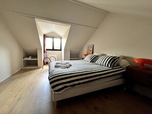 Iron/ironing board, WiFi, bed sheets - Vrbo Property (La Genevraye)