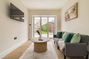 TV - The Emerald & Oak House (London)